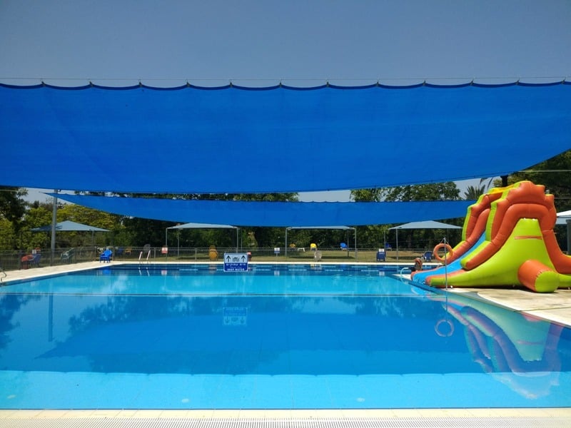 הבריכה עם המתנפח והמגלשה הצבעונית